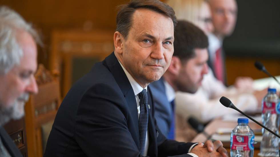 epa12034402 Polish Minister of Foreign Affairs Radoslaw Sikorski (2L) during a meeting with Egyptian Foreign Minister Badr Abdelatty (not seen) at The New Administrative capital in Cairo, Egypt, 16 April 2025.   EPA/MOHAMED HOSSAM