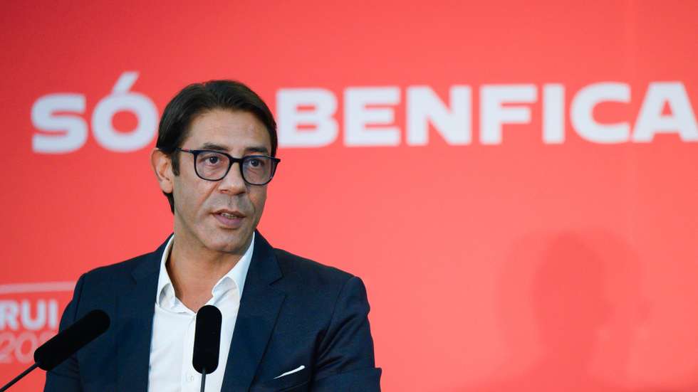 O atual presidente do SL Benfica, Rui Costa, discursa durante a apresentação da recandidatura à presidência do clube, durante o jantar do 26.ª aniversário da Casa do Benfica de Paredes, em Paredes, 19 de setmbro de 2025. RICARDO CASTELO/LUSA