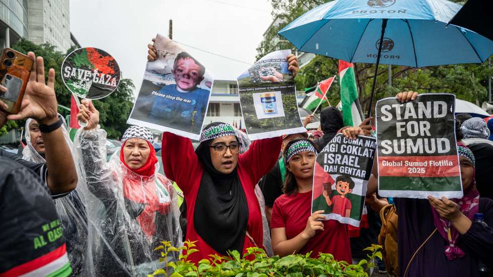 epaselect epa12427070 Protesters hold placards during a demonstration against the Israeli forces' interception of vessels from the Global Sumud Flotilla (GSF) and the detention of Malaysian activists, outside the US Embassy in Kuala Lumpur, Malaysia, 03 October 2025. Israel's interception of the flotilla, which was carrying aid supplies to Gaza Strip, and the detention of all those on board, including at least 23 Malaysian activists, has sparked international condemnation and protests.  EPA/NAZIR SUFARI