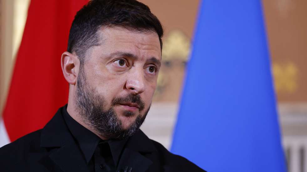 epa12479215 Ukraine's President Volodymyr Zelensky speaks to the media following the 'Coalition of the Willing ' meeting in London, Britain, 24 October 2025. The meeting was held to discuss military support for Ukraine attended by Western leaders in person and virtually.  EPA/TOLGA AKMEN / POOL
