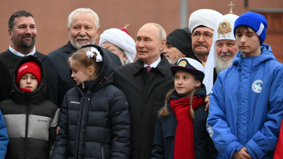 epa12502724 Russian President Vladimir Putin (C), religious leaders and members of public associations, youth and volunteer organizations take part in a flower-laying ceremony at the monument to Kuzma Minin and Dmitry Pozharsky to mark the Russia's National Unity Day in Red Square in central Moscow, Russia, 04 November 2025. The National Unity Day (or Day of People's Unity) is annually celebrated in Russia on 04 November. The Unity Day a national holiday which this year marks the expulsion of Polish occupiers from the Kremlin in 1612.  EPA/GRIGORY SYSOEV / SPUTNIK / KREMLIN POOL MANDATORY CREDIT