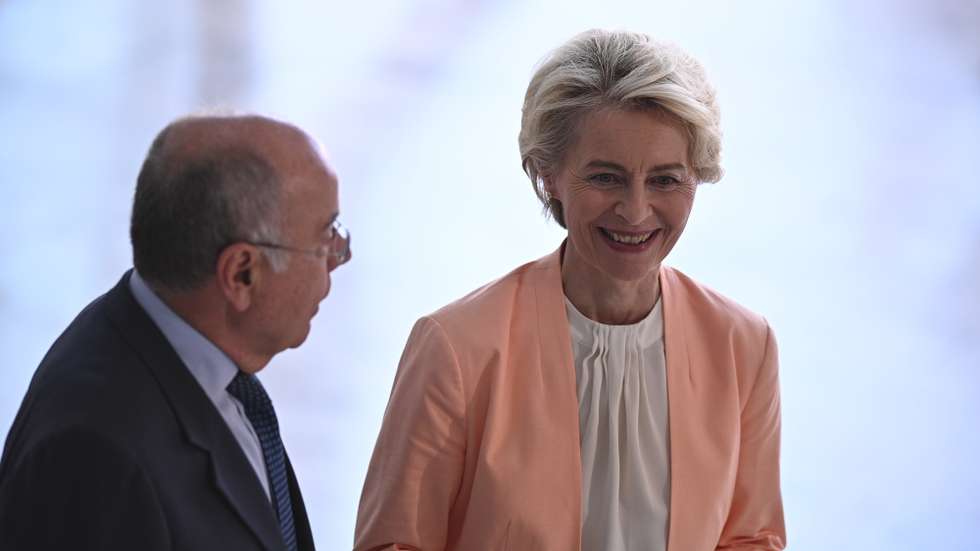 epa10687198 Brazilian Foreign Minister Mauro Vieira (L) greets President of the European Commission Ursula von der Leyen as she arrives for a meeting with Brazilian President Luiz Inacio Lula da Silva (not pictured) at the Planalto Palace in BrasÃ­lia, Brazil, 12 June 2023.  EPA/Andre Borges