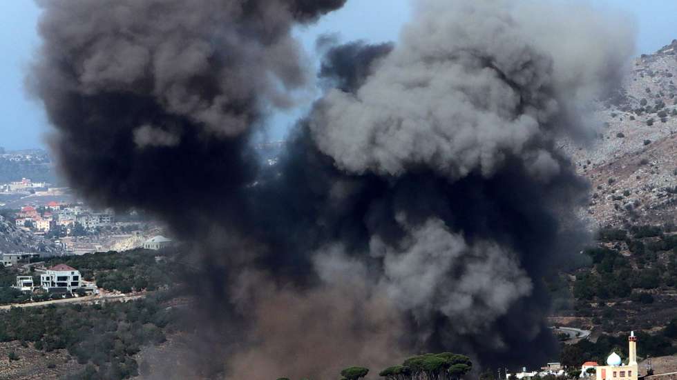 epa12493163 Smoke rises following an Israeli airstrike in the village of Al-Mahmoudiya in the Jezzine district in southern Lebanon, 30 October 2025. According to the Israeli army, airstrikes targeted Hezbollah-affiliated infrastructure and rocket launching sites.  EPA/STR