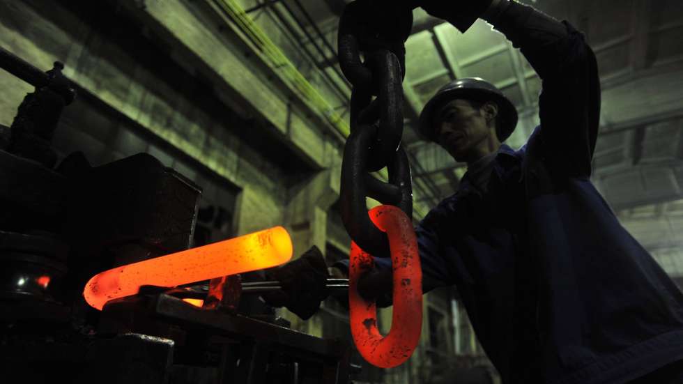 epa01938222 A worker labors in a workshop of Jiangnan Anchor Chain Co., Ltd., in Wuhan in China's Hubei province 18 November 2009. A top government think-tank puts China's economic growth of next year at 8.5 percent in a report issued this week.  EPA/SHEPERD ZHOU