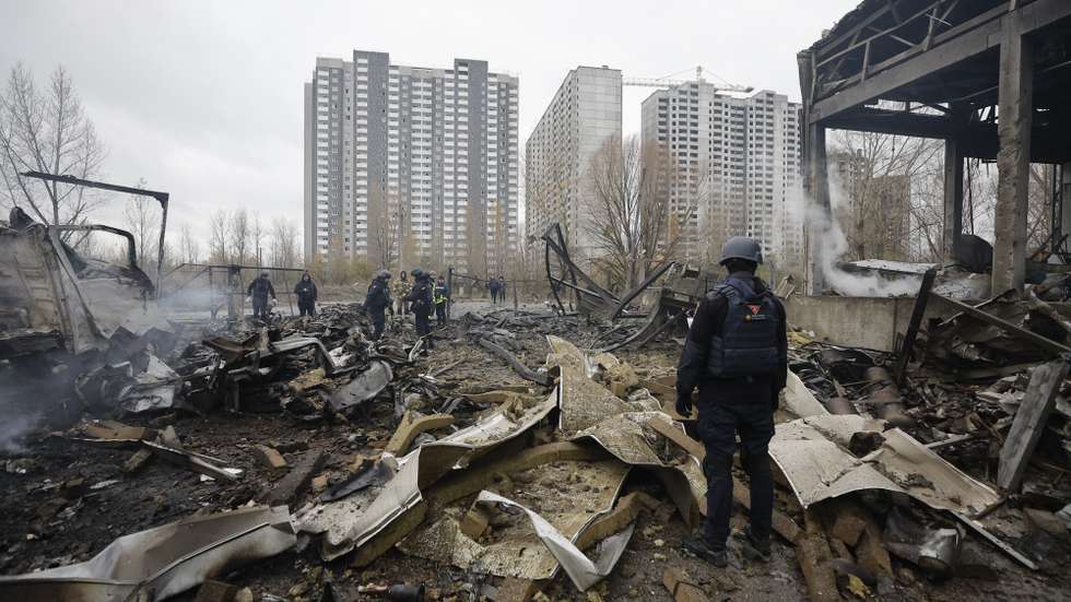 epaselect epa12480985 Ukrainian experts work at the site of a Russian missile strike in Kyiv, Ukraine, 25 October 2025, amid the Russian invasion. At least two people were killed and 13 others injured after Russian forces launched an overnight attack on Kyiv, the State Emergency Service of Ukraine reported.  EPA/SERGEY DOLZHENKO