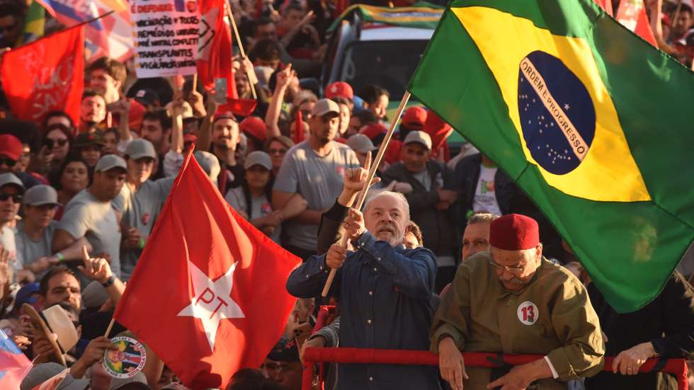 epa13316172 Brazilian President and reelection candidate Luiz Inacio Lula da Silva (C) waves a Brazilian flag during a campaign rally in Porto Alegre, Brazil, 19 October 2026. Brazil will hold a presidential runoff election on 25 October 2026 between Lula and Flavio Bolsonaro.  EPA/RICARDO RIMOLI