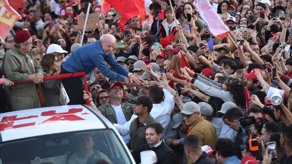 epaselect epa13316173 Brazilian President and reelection candidate Luiz Inacio Lula da Silva (L) greets supporters during a campaign rally in Porto Alegre, Brazil, 19 October 2026. Brazil will hold a presidential runoff election on 25 October 2026 between Lula and Flavio Bolsonaro.  EPA/RICARDO RIMOLI