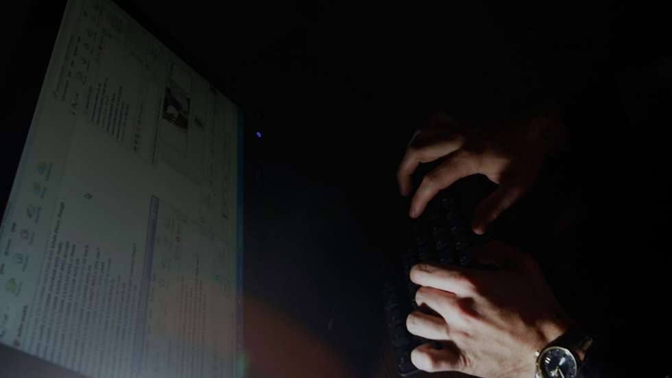 Arguido foi presente a primeiro interrogatório judicial perante um juiz de instrução criminal que decretou prisão preventiva e inibição de exercer as responsabilidades parentais