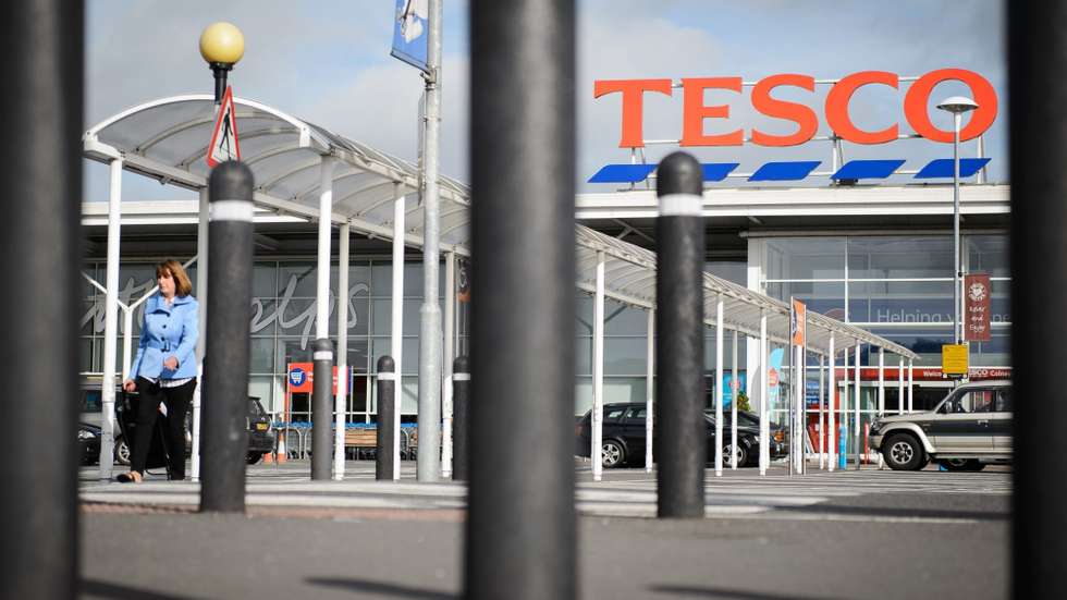 Nos supermercados Tesco os clientes só podem comprar três embalagens de tomates, pimentos ou pepinos