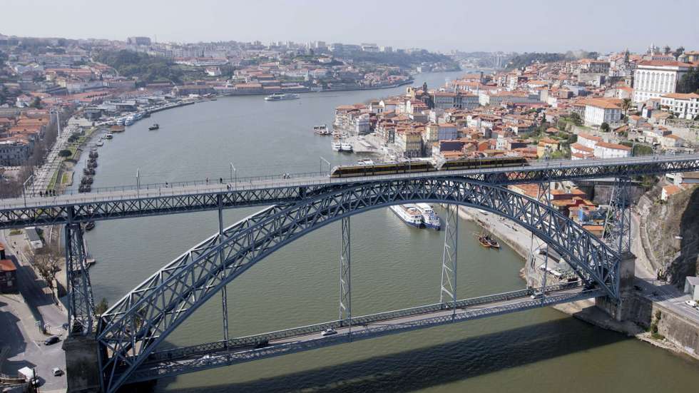Projeto inicial para a linha de alta velocidade previa uma nova ponte em arco.
