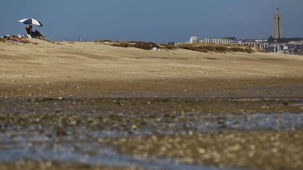 A autarquia informou que nestas praias fluviais passavam a aplicar-se "as mesmas restrições de acesso determinadas pela Autoridade Marítima para a zona do Seixal" e que implicavam que os cidadãos não deviam entrar na água nem circular nas zonas afetadas