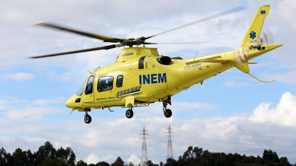 Homem queimado transferido por um helicóptero do INEM