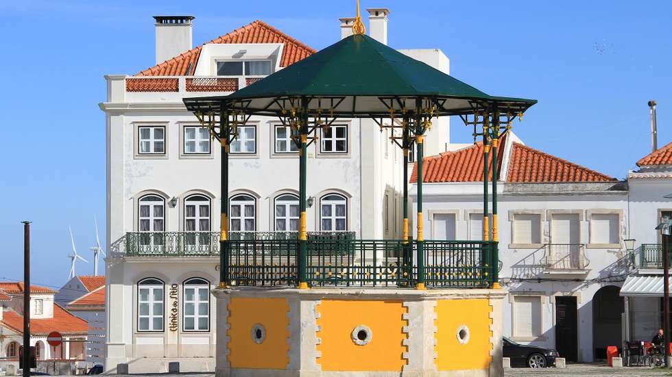 A obra incluiu, segundo um comunicado da autarquia, a renovação de caleiras, pinturas e fachadas e a recuperação de zonas do pavimento e das bancadas