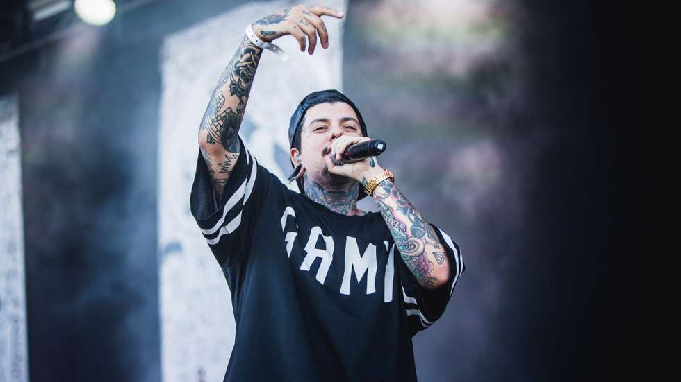 Agir começou a gravar a própria música aos 12 anos e começou a carreira no início dos anos 2000