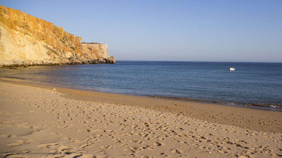 A câmara algarvia salientou que está a fazer o acompanhamento da situação e garantiu que está a trabalhar para reabrir a praia a banhos o mais rápido possível