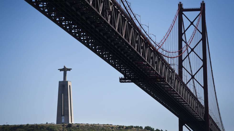"Com cerca de 500 drones, o espetáculo desenhará no céu uma viagem no tempo, evocando a construção, a evolução e o papel determinante da Ponte 25 de Abril na vida de milhões de portugueses", referiram na mesma nota