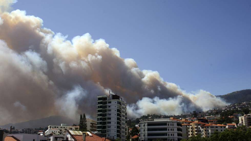 O combate às chamas foi dificultado pelo vento e pelas temperaturas elevadas, mas, segundo o Governo Regional, não houve registo de feridos ou de destruição de casas e infraestruturas públicas essenciais