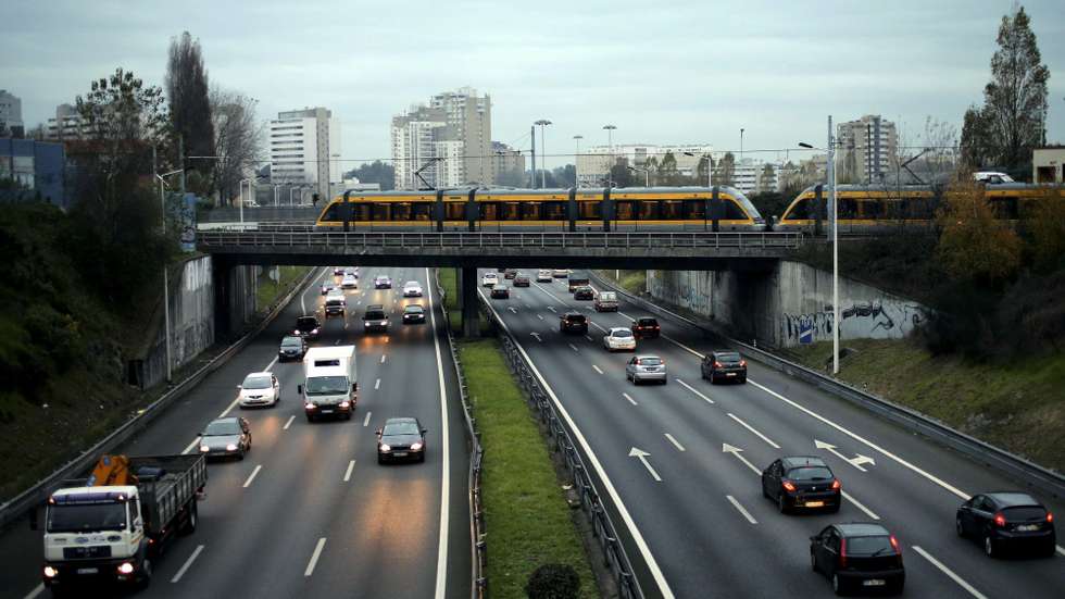 Mesmo com o aumento do número de veículos elétricos, os dados das vendas de combustíveis mostram que Portugal não está a conseguir reduzir as emissões
