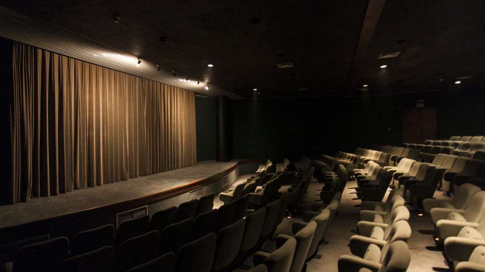 Os teatros e outras salas de espetáculos vão poder reabrir, com lotação limitada, a partir de 19 de abril