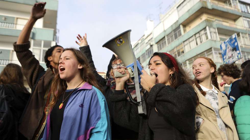 Os estudantes vão continuar os protestos durante toda a semana e no sábado realizam uma marcha intitulada “O nosso futuro não está à venda”, que começará no Largo de Camões e terminará na Assembleia da República