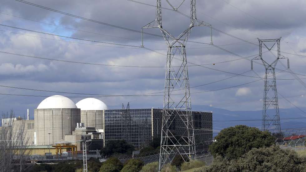 Detida pela Iberdrola, Endesa e Unión Fenosa, começou a ser construída em 1972; o primeiro reactor começou a operar em 1981 e o segundo em 1983