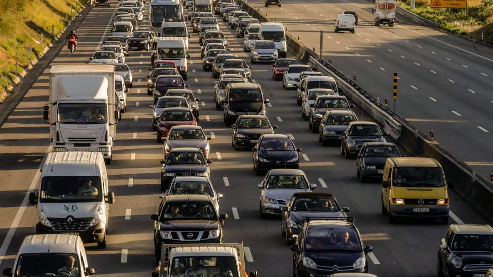 O homem foi detido "pelo crime de condução sob o efeito do álcool e condução perigosa"
