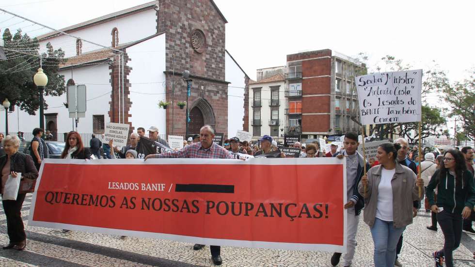 Lesados do BANIF manifestam-se no Funchal