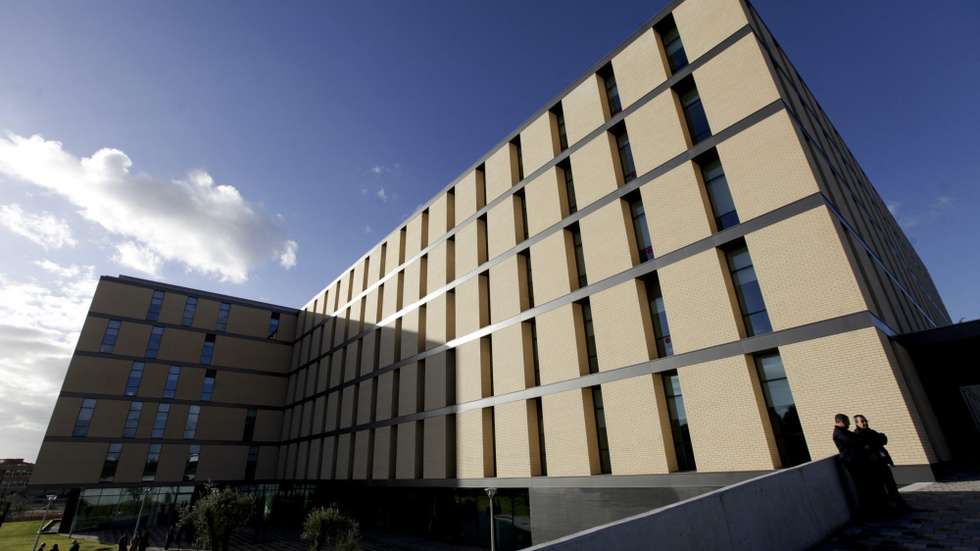 Cerca de 30 estudantes universitários, a maioria deles franceses, concentraram-se sexta-feira no interior da UFP para obter esclarecimentos