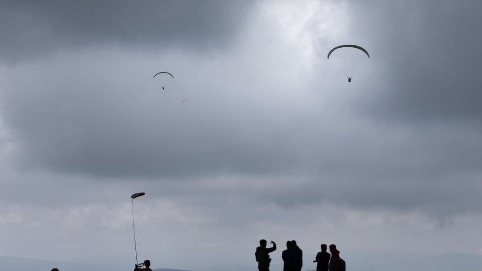 Foram destacados para o local elementos da Polícia Marítima, do INEM e dos bombeiros de Sesimbra e de Cacilhas