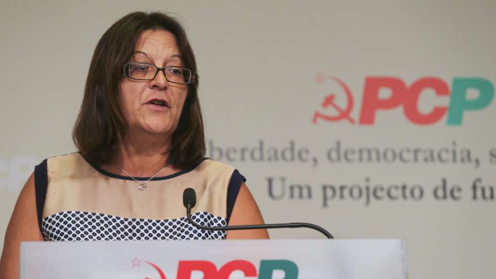 "Aquilo que é necessário é o que o PCP preconiza. É necessário garantir um aumento intercalar de 9,1% nas pensões, com um aumento mínimo de 60 euros, e serem aplicados desde janeiro deste ano. É este o caminho de luta que é necessário", afirma Fernanda Mateus