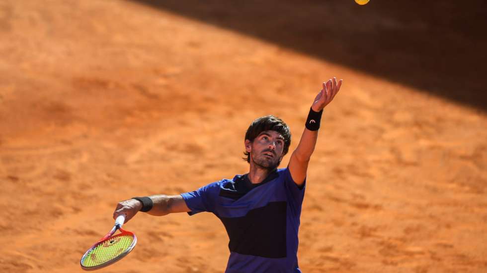 O tenista português Gastão Elias contra o australiano Alex de Minaur na primeira ronda do Estoril Open em Cascais, Lisboa, Portugal, 30 de abril de 2018