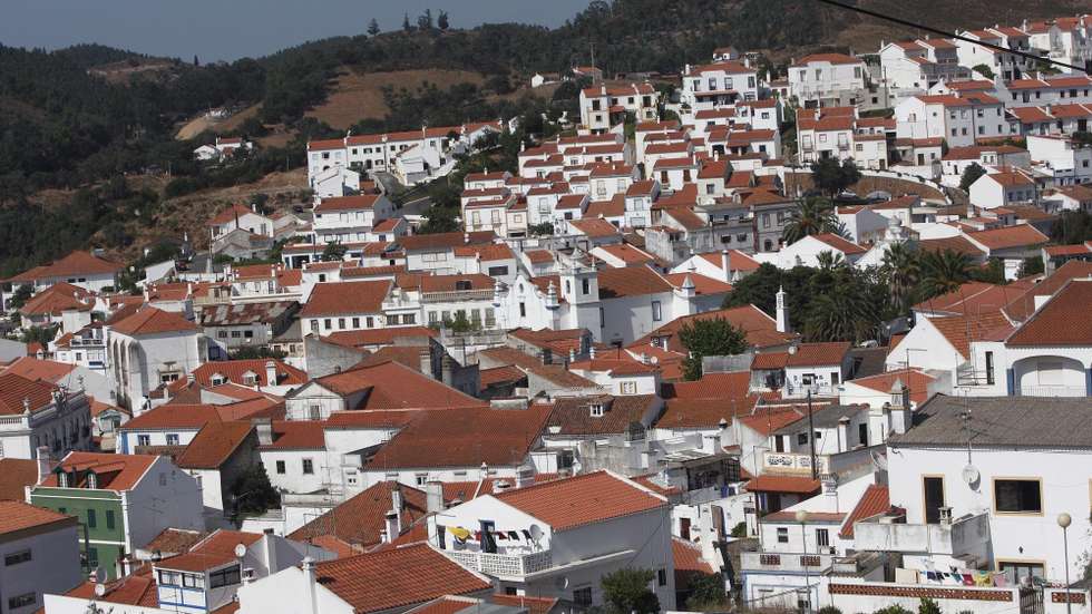 Rui Caetano, do PS/Madeira lembrou que a região tem uma taxa de risco de pobreza na ordem dos 30%