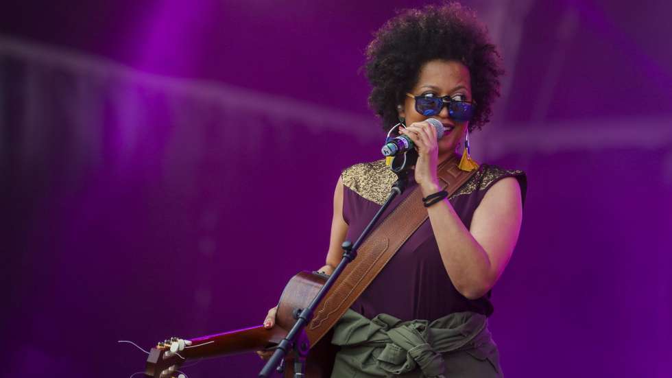 O texto é assinado por sete personalidades: Ana Sofia Martins, Dino D´Santiago, Mamadou Ba, Mayra Andrade, Nástio Mosquito, Pedro Coquenão e Sara Tavares