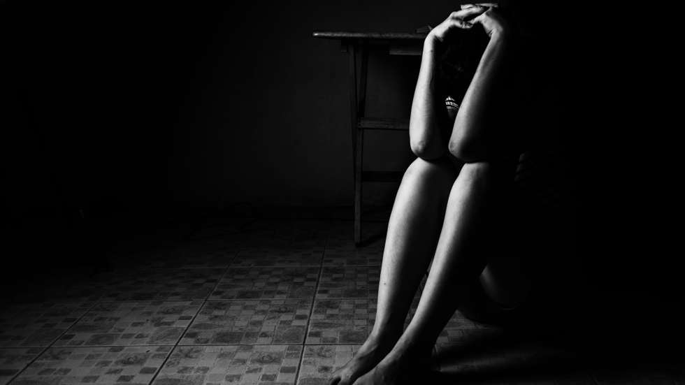 Violação. Mulher sozinha em desespero
