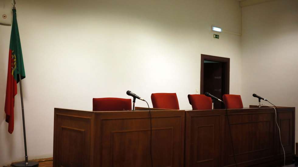 Sala de audiências vazia no tribunal de São João Novo no Porto