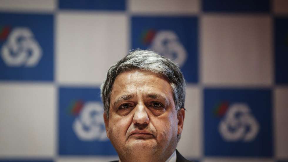 Em abril de 2020, Paulo Macedo, CEO da Caixa, disse no Parlamento que ia abdicar do seu prémio e propor um adiamento e redução dos valores dos prémios pagos a trabalhadores e administradores