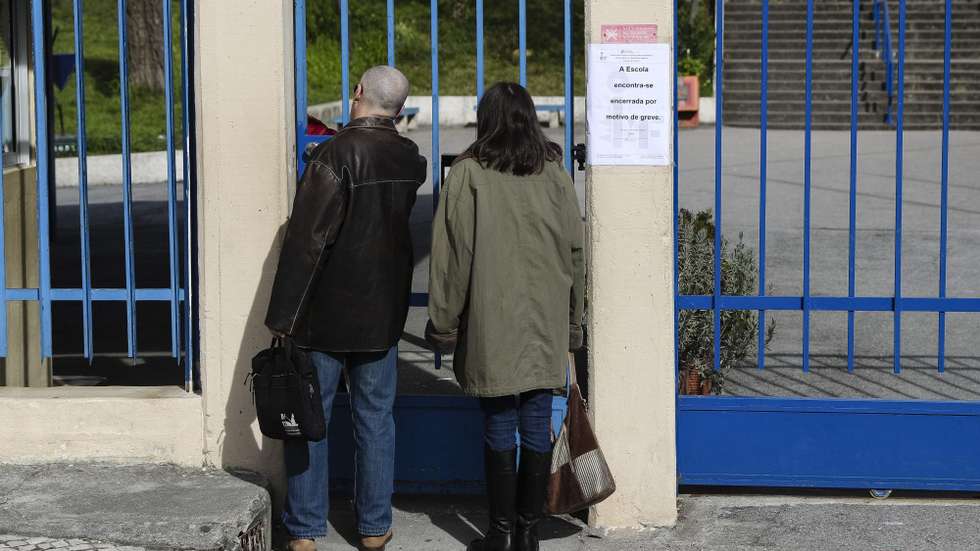 Os professores, educadores e investigadores anunciaram que aderem à greve —  convocada também pela FENPROF — para lutar "por melhores condições salariais e profissionais", assim como "pela valorização da escola pública e da ciência".