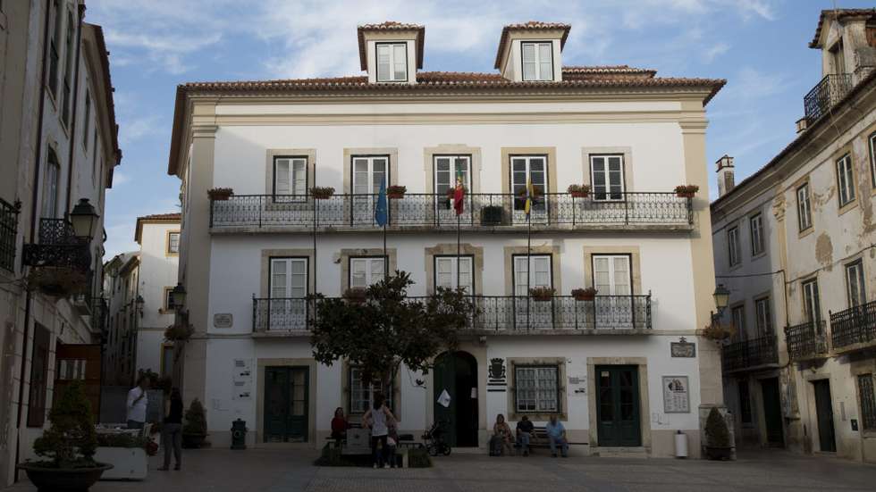 A intervenção incidiu num troço de cerca de 300 metros da Ribeira de Alcolobre, a jusante da EN118