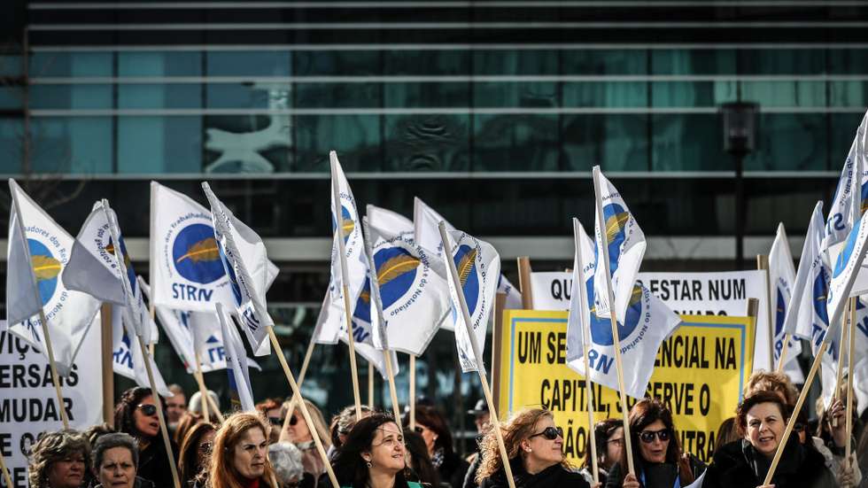 O STRN insiste que a melhoria nos serviços e a recuperação de pendências depende da contratação de mais trabalhadores, apontando a falta de 270 conservadores e 2.731 oficiais de registos, lamentando e considerando "um enorme erro que ainda pode ser corrigido" não ter sido adotado o plano sindical