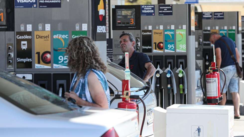 Fuel retailers call on government to slow down carbon tax updates