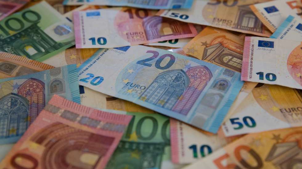 Notas de dez, vinte, cinquenta e cem euros