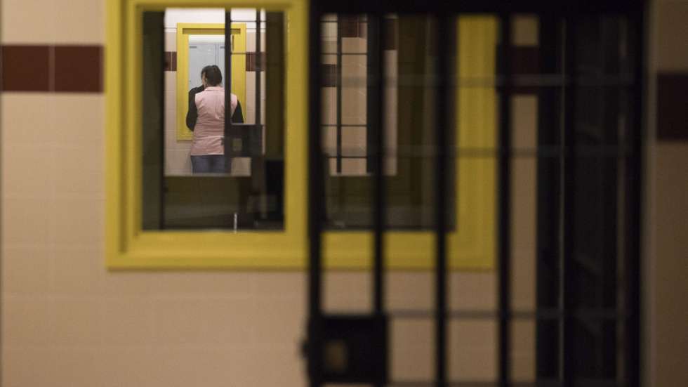 Os Serviços Prisionais salientam que é fornecido de forma regular desinfetante e outros bens essenciais à população prisional