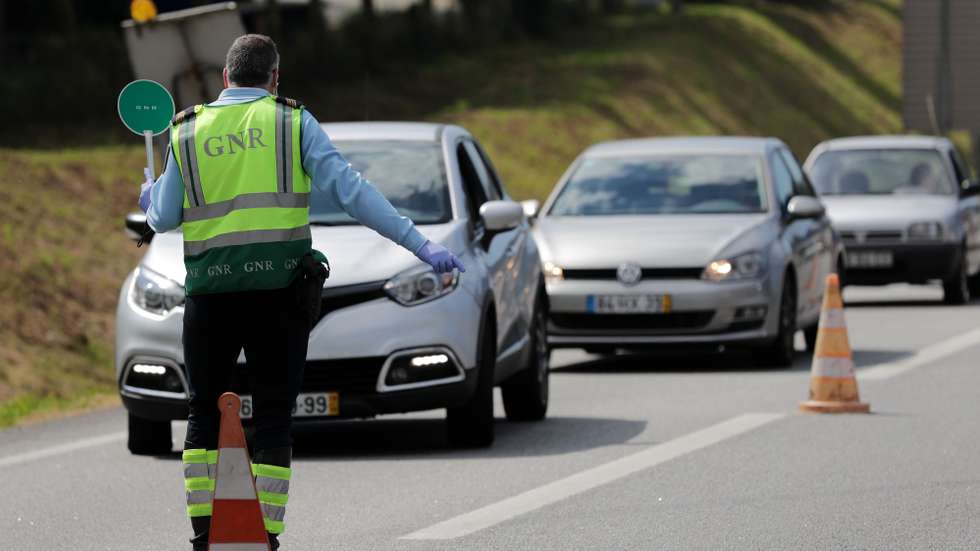 Agentes da Guarda Nacional Republicana (GNR) fazem uma operação Stop de sensibilização para o cumprimento do dever geral de isolamento devido à pandemia covid-19, com corte da Autoestrada A4 junta às portagens de Ermesinde, Valongo, 03 abril 2020. Em Portugal, registaram-se 246 mortes e 9.886 infeções confirmadas, segundo o balanço feito hoje pela Direção-Geral da Saúde (DGS).  ESTELA SILVA/LUSA