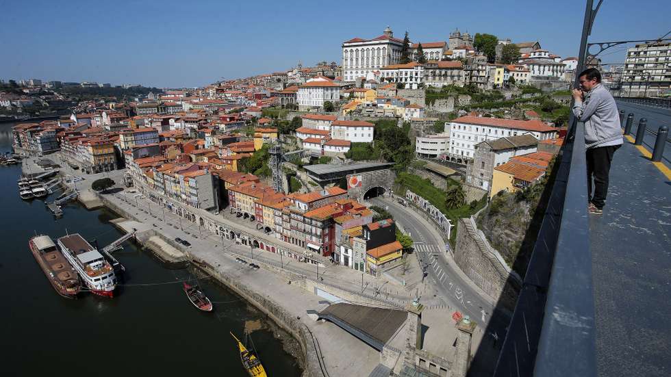Vista panorâmica da zona ribeirinha do Porto