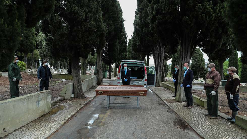 CONJUNTO DE 20 FOTOGRAFIAS: 4-20: Funcionários da agência funerária e os coveiros do cemitério de Benfica prestam homenagem a uma mulher de cerca de 30 anos vítima de cancro. Devido à pandemia da covid-19 os seus familiares mais próximos em Portugal tinham mais de 70 anos, pelo que foram aconselhados a não marcar presença, e os outros familiares no estrangeiro, pelas restrições de voos, não chegariam em tempo útil das cerimónias fúnebres, 01 de abril de 2020. (ACOMPANHA TEXTO DE 07 DE ABRIL DE 2020) MIGUEL A. LOPES/LUSA