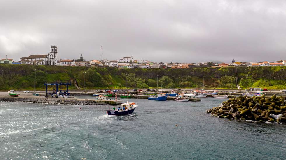 O porto de Rabo de Peixe continua em atividade, mesmo com as regras de confinamento devido à pandemia da covid-19, em Ribeira Grande, ilha de São Miguel, Açores, 07 de abril de 2020. Em Rabo de Peixe, a maior comunidade piscatória dos Açores, a população começa a cumprir as regras do confinamento, mas as ruas enchem-se de homens que continuam a ir ao mar. (ACOMPANHA TEXTO DO DIA 08 DE ABRIL DE 2020). EDUARDO COSTA/LUSA