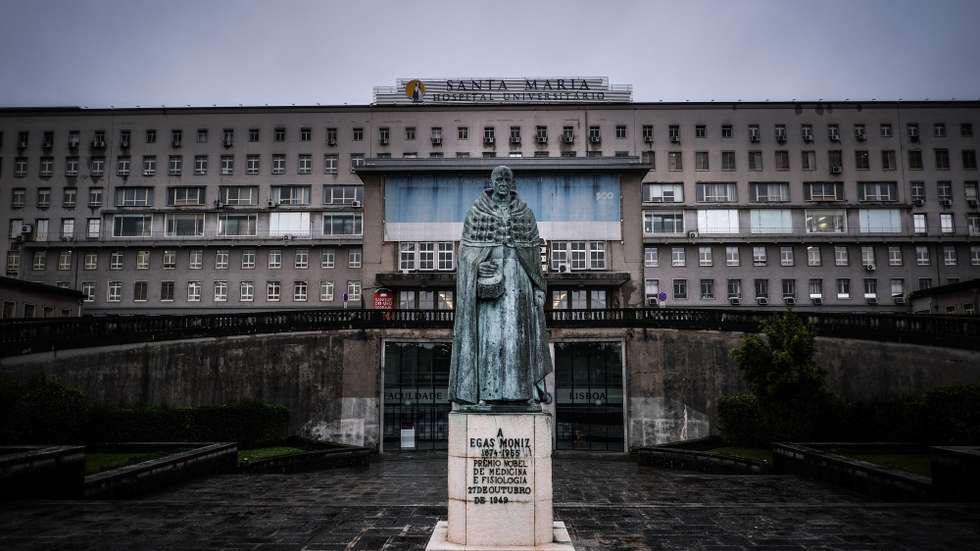 CONJUNTO DE 30 FOTOGRAFIAS: 1-30: Entrada do Hospital de Santa Maria, um dos hospitais onde são tratados doentes com Covid-19, em Lisboa, 6 de abril de 2020. A vida corre contra o tempo nos cuidados intensivos do Hospital Santa Maria, onde estão os doentes mais graves com covid-19, que exigem um acompanhamento constante dos profissionais de saúde, que apesar da adversidade, conseguem manter a serenidade e o espírito de equipa. (ACOMPANHA TEXTO DO DIA 9 DE ABRIL DE 2020) MÁRIO CRUZ/LUSA