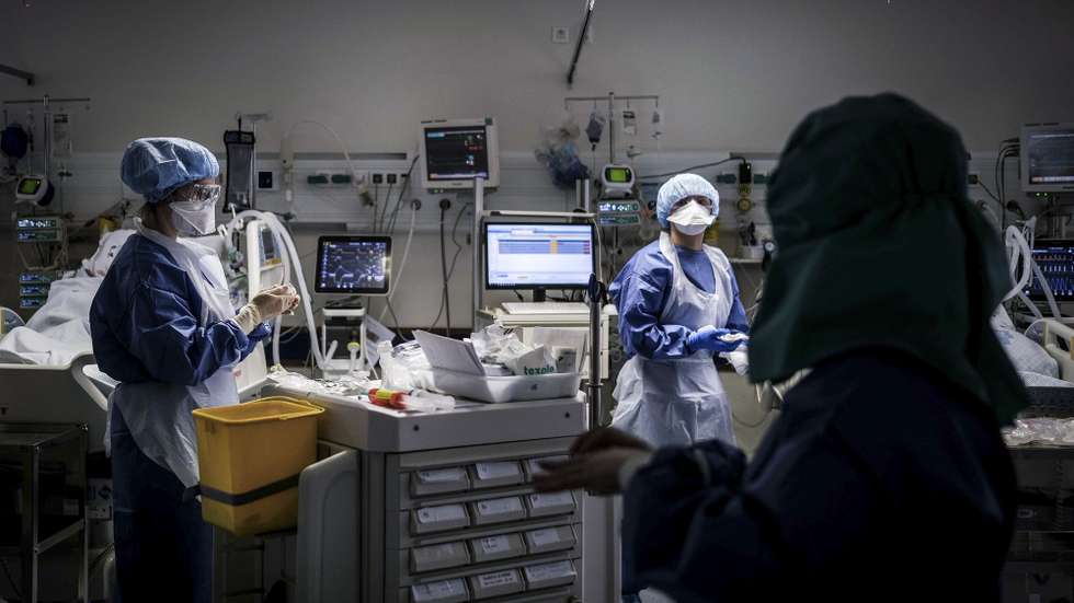 CONJUNTO DE 30 FOTOGRAFIAS: 22-30: Enfermeiros conversam em um dos quartos da Unidade de cuidados intensivos dos doentes com Covid-19, no Hospital de Santa Maria, em Lisboa, 6 de abril de 2020. A vida corre contra o tempo nos cuidados intensivos do Hospital Santa Maria, onde estão os doentes mais graves com covid-19, que exigem um acompanhamento constante dos profissionais de saúde, que apesar da adversidade, conseguem manter a serenidade e o espírito de equipa. (ACOMPANHA TEXTO DO DIA 9 DE ABRIL DE 2020) MÁRIO CRUZ/LUSA