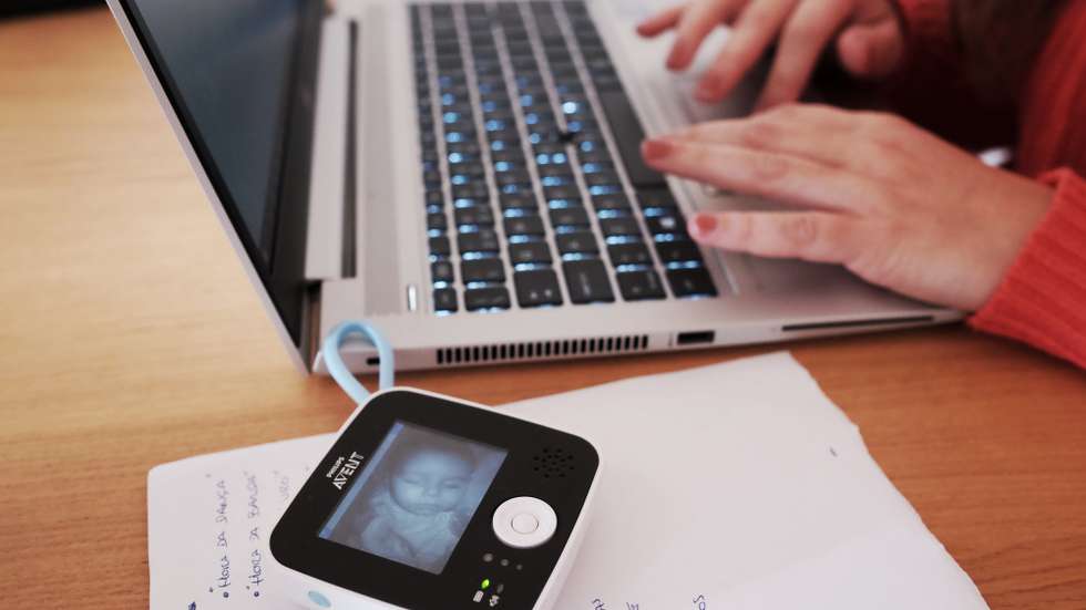 Uma mulher trabalha em casa como seu computador