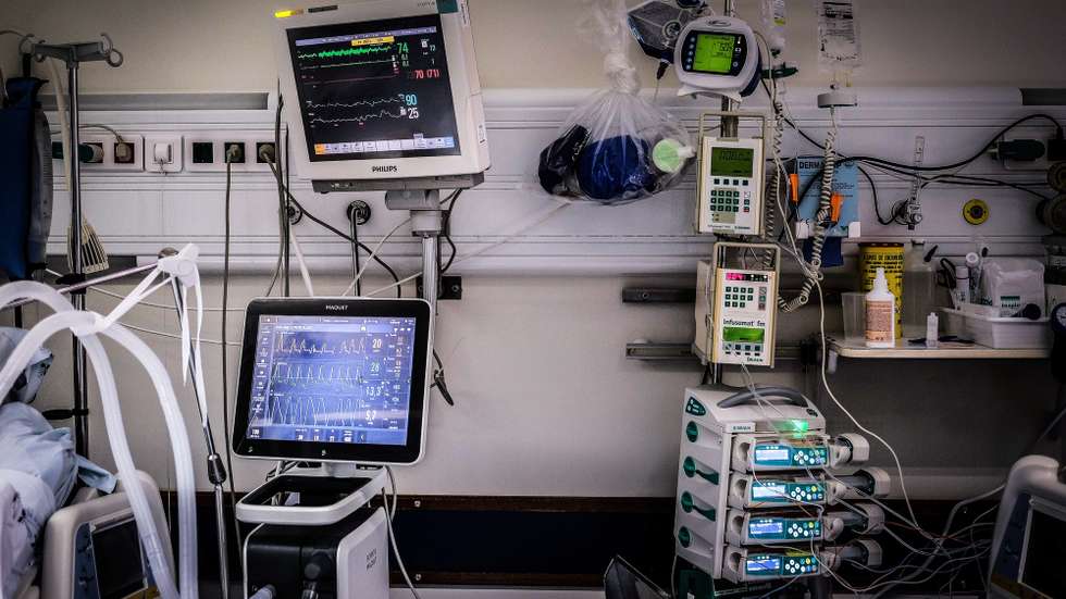 CONJUNTO DE 30 FOTOGRAFIAS: 23-30: Um dos ventiladores que existem na Unidade de cuidados intensivos dos doentes com Covid-19, no Hospital de Santa Maria, em Lisboa, 6 de abril de 2020. A vida corre contra o tempo nos cuidados intensivos do Hospital Santa Maria, onde estão os doentes mais graves com covid-19, que exigem um acompanhamento constante dos profissionais de saúde, que apesar da adversidade, conseguem manter a serenidade e o espírito de equipa. (ACOMPANHA TEXTO DO DIA 9 DE ABRIL DE 2020) MÁRIO CRUZ/LUSA
